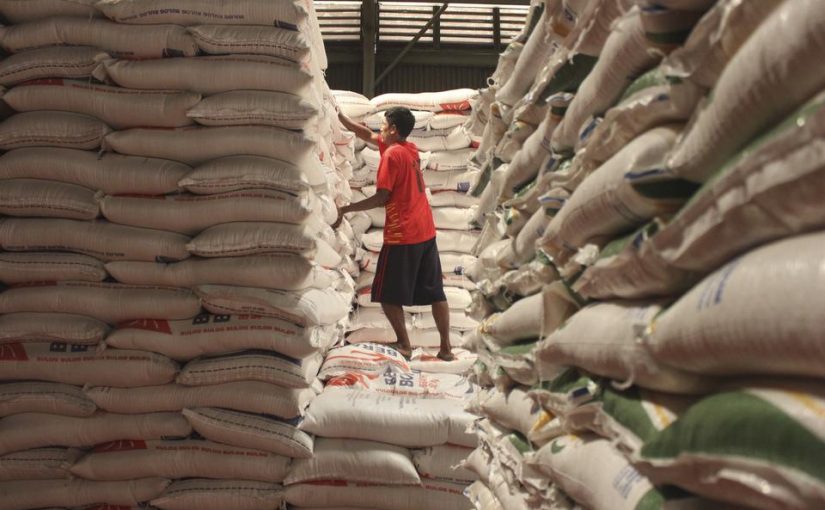 Wakil Kapten Tim Nasional Tuding Bansos Jokowi Menguras 1,3 Juta Ton Beras Bulog Hingga Sebabkan Lonjakan Harga