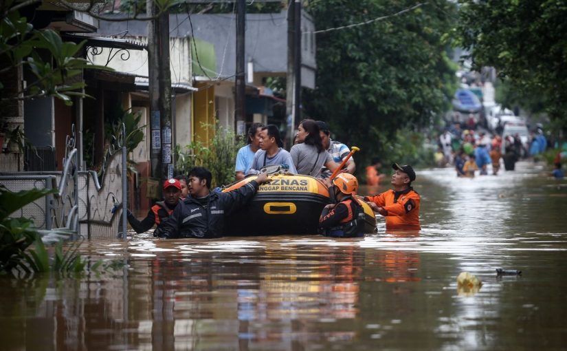 Akibat Banjir Meluas 13 RT dan 5 Ruas Jalan di Jakarta Terendam